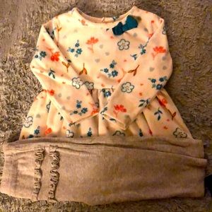 Fleece Sweat-Shirt (2) Leggings (2)